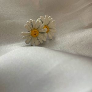 LAZY DAISY EARRINGS